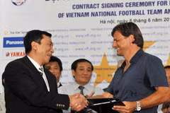 Tổng Thư ký VFF Trần Quốc Tuấn (trái) và ông Falko Goetz. (Nguồn: VFF)
