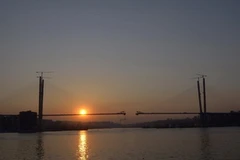 Chiếc cầu bắc qua vịnh Bosfor nối thành phố Vladivostok với Đảo Nga. (Nguồn: Reuters)