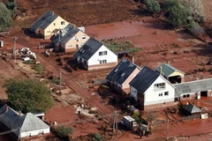 Hậu quả của vụ vỡ bể chứa chất thải nhà máy sản xuất nhôm Ajkai Timfolgyar. (Nguồn: Getty Images)