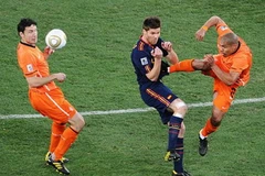 Pha "tung cước" của Nigel de Jong. (Nguồn: Getty images)