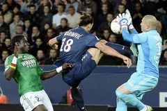 Ibra đạp một cầu thủ St Etienne trong một trận đấu ở Ligue 1 (Nguồn: AFP)