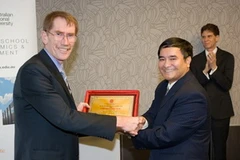 Đại sứ Hoàng Vĩnh Thành (phải) trao tặng Kỷ niệm chương cho giáo sư Ian Young. (Ảnh: Quang Minh/Vietnam+)