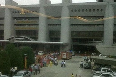 Người dân ra khỏi tòa nhà sau khi có động đất tại Sumatra. (Nguồn: malaysiakini.com)