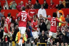 Các đồng đội chung vui cung Valencia sau bàn thắng mở tỷ số. (Nguồn: AP)