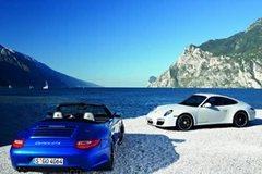 Phiên bản coupe (phải) và phiên bản cabriolet của mẫu 911 Carrera 4 GTS. (Nguồn: Internet)
