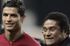 Ronaldo an ủi huyền thoại Eusebio. (Nguồn: Getty)
