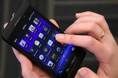 Mẫu smartphone BlackBerry Z10. (Nguồn: engadget.com)