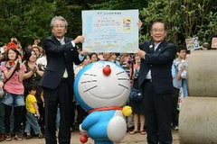 Thị trưởng thành phố Kawasaki và Giám đốc Viện Bảo tàng Fujiko F Fujio trao danh hiệu công dân chính thức cho mèo Doraemon. (Ảnh: Kyodo/TTXVN) 