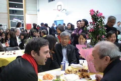 Không khí vui vẻ trong buổi gặp mặt truyền thống. (Ảnh: Lê Hà/Vietnam+)