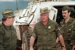 Ratko Mladic (giữa) vào năm 1993. (Nguồn:AFP)