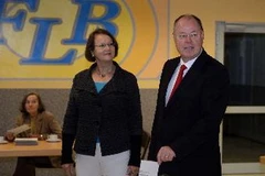 Ông Peer Steinbrueck, ứng cử viên thủ tướng của Đảng Dân chủ Xã hội (SPD) và vợ bỏ phiếu tại một địa điểm bầu cử ở Bonn, Tây Đức. (Ảnh: AFP/TTXVN)
