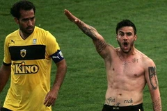 Bị cấm thi đấu suốt đời vì ăn mừng kiểu phát xít