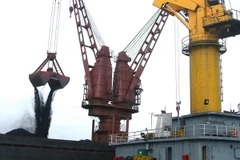 Xuất than ở cảng nổi Hòn Nét (huyện Vân Đồn, Quảng Ninh). (Ảnh: Ngọc Hà/TTXVN)