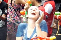 [Video] Không khí tưng bừng đón Tết té nước tại Thái Lan
