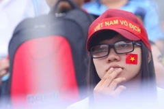 [Photo] Fan nữ câm lặng nhìn U19 Hoàng Anh Gia Lai JMG bại trận