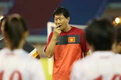 Ông Trần Vân Phát nhún mình trước đội VĐTG Nhật Bản