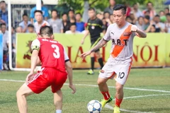 Tuấn Hưng bất ngờ vì nhiều người hâm mộ tới sân xem bóng ‘phủi’ 