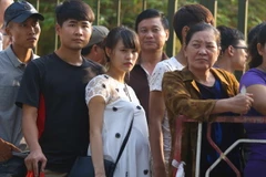 Bà bầu 8 tháng trốn mẹ chồng đi mua vé U19 Việt Nam từ 3 giờ sáng