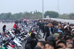 10.000 CĐV dọa xô đổ hàng rào, cảnh sát liên tục dùng dùi cui điện