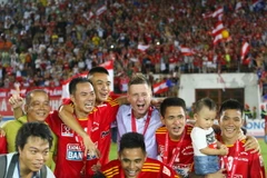 [Photo] Hải Phòng nâng cao Cúp quốc gia, Dylan Kerr ôm siết Minh Châu