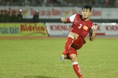 [Video] Cận cảnh Mạnh Hùng diễn trò lố trước thủ môn U19 HAGL JMG