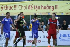 Quả bóng vàng Thành Lương nhận thẻ đỏ trên sân ‘phủi’ Hà Nội 