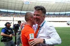 Van Gaal xếp Kuyt đá ba vị trí để lội ngược dòng trước Mexico