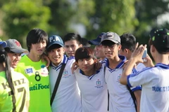 [Photo] Người hâm mộ “quây” kín xe của U19, thờ ơ với U21 Việt Nam