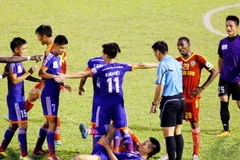 Trọng tài Dũng đã có nhiều quyết định khiến người An Giang cảm thấy không phục. (Ảnh: VPF)