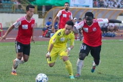 Sông Lam Nghệ An mất điểm, thần đồng Phi Sơn dính chấn thương