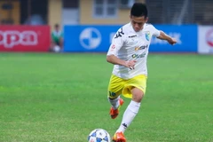 Văn Quyết lập hat-trick, Hà Nội T&T “gác” Bình Dương 6 điểm 