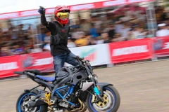 [Photo] Sững sờ với siêu trình diễn motor của người đẹp nước Mỹ