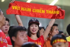 Vì U19 Việt Nam, ‘fan’ Việt cười rạng rỡ khi đến, câm lặng khi về