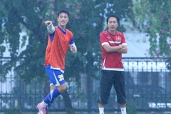 [Photo] Ông Miura tắm mưa chỉ đạo buổi tập của tuyển Việt Nam 