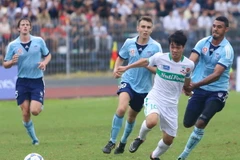 [Photo] Công Phượng và đồng đội cúi đầu trước “bêtông” Australia