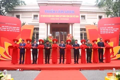 Đồng chí Võ Văn Thưởng, Ủy viên Bộ Chính trị, Bí thư Trung ương Đảng, Trưởng Ban Tuyên giáo Trung ương và các đại biểu cắt băng khai mạc Triển lãm. (Ảnh: Minh Quyết/TTXVN)