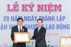 Đồng chí Võ Văn Thưởng trao Huân chương Lao động hạng Ba cho Tổng Biên tập Báo điện tử Đảng Cộng sản Việt Nam Trần Doãn Tiến. (Ảnh: Phương Hoa/TTXVN)