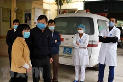 Đoàn công tác kiểm tra công tác phòng chống dịch COVID-19 tại Trạm y tế xã Sơn Lôi. (Ảnh: Hoàng Hùng/TTXVN)