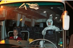 Xe chở công dân Anh trở về từ Vũ Hán đến bệnh viện Arrowe Park. (Nguồn: PA Images)