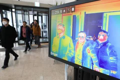 Máy quét thân nhiệt được lắp đặt tại khu nhà Chính phủ ở Sejong, Hàn Quốc, ngày 24/2/2020. (Ảnh: Yonhap/ TTXVN)