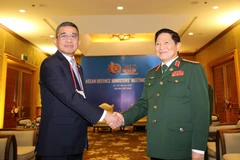 Đại tướng Ngô Xuân Lịch, Bộ trưởng Bộ Quốc phòng gặp song phương Đại tướng Chaichan Changmongkol, Thứ trưởng Bộ Quốc phòng Thái Lan. (Ảnh: Dương Giang/TTXVN)