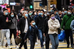 Người dân đeo khẩu trang phòng lây nhiễm virus corona tại Hong Kong, Trung Quốc, ngày 27/1/2020. (Ảnh: AFP/TTXVN)