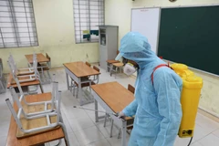 Phun thuốc khử trùng lần 2 tại trường THCS Mai Động (Hà Nội) để phòng chống dịch bệnh viêm đường hô hấp cấp do chủng mới của virus corona. (Ảnh: Thanh Tùng/TTXVN)