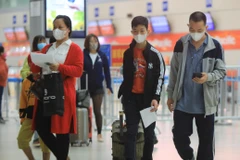 Hành khách sử dụng khẩu trang phòng chống dịch bệnh khi tham gia các phương tiện công cộng tại sân bay quốc tế Nội Bài (ảnh chụp sáng 14/2/2020). (Ảnh: Nhật Anh/TTXVN)