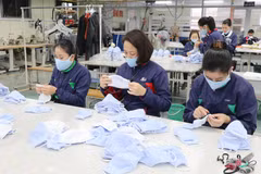 Công nhân Công ty cổ phần đầu tư và thương mại TNG kiểm tra sản phẩm trước khi xuất xưởng. (Ảnh: Hoàng Nguyên/ TTXVN)