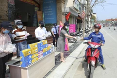 Một điểm phát khẩu trang miễn phí tại thành phố Điện Biên Phủ. (Ảnh: Xuân Tư/TTXVN)