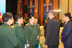 Đại tướng Ngô Xuân Lịch với các đại biểu tại Hội nghị hẹp Bộ trưởng Quốc phòng ASEAN. (Ảnh: Dương Giang/TTXVN)