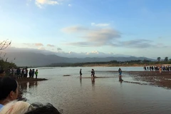 Lực lượng tìm kiếm cứu nạn các nạn nhân trong vụ chìm đò. (Ảnh: Trần Tĩnh/TTXVN)