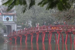 Khu di tích Đền Ngọc Sơn - Cầu Thê Húc hoạt động trở lại phục vụ khách tham quan. (Ảnh: Thành Đạt/TTXVN)