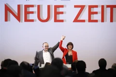Ông Norbert Walter-Borjans và bà Saskia Esken sau khi được bầu chọn làm hai nhà lãnh đạo mới của đảng SPD tại cuộc họp ở Berlin, Đức,ngày 6/12/2019. (Ảnh: AFP/TTXVN)